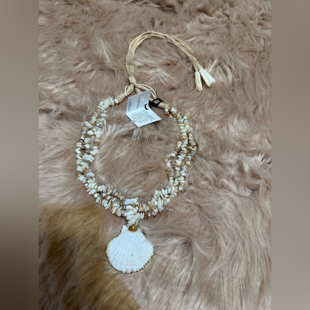 NWT Shell Pendant Necklace - Picture 2 of 3